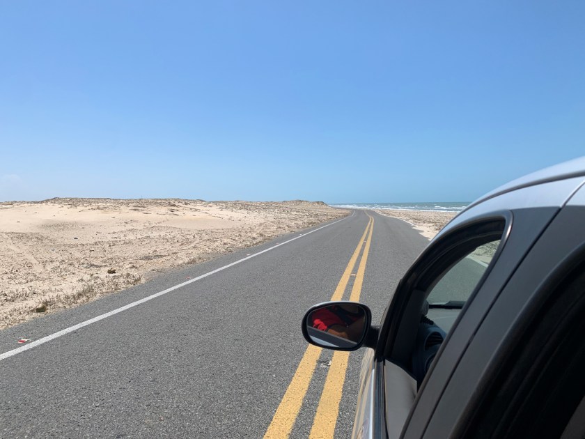 Estrada entre a cidade e a praia