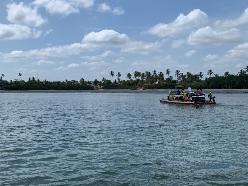 Travessia do rio de balsa