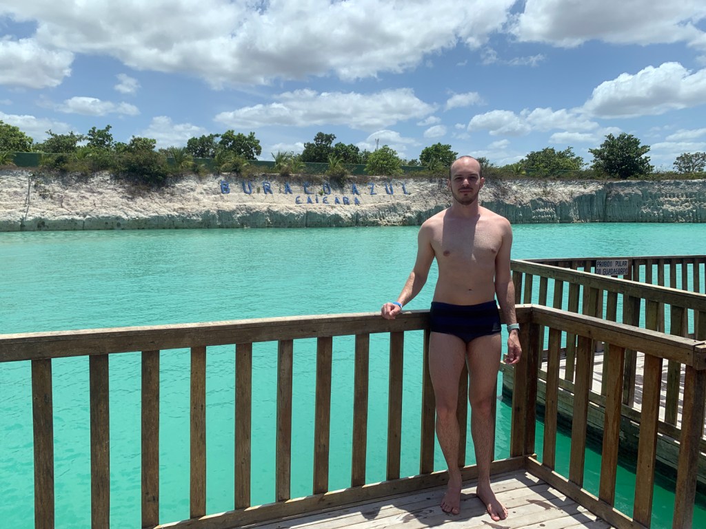 Plataforma de madeira na água