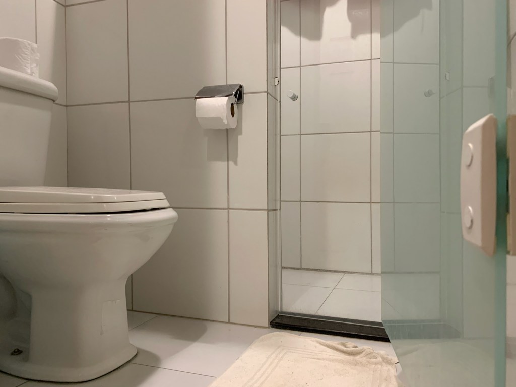 Banheiro com porta de vidro