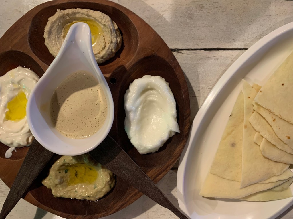 Pastinhas e pão da casa