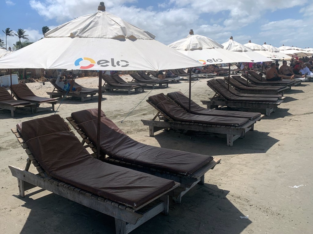 Guarda-sóis na praia