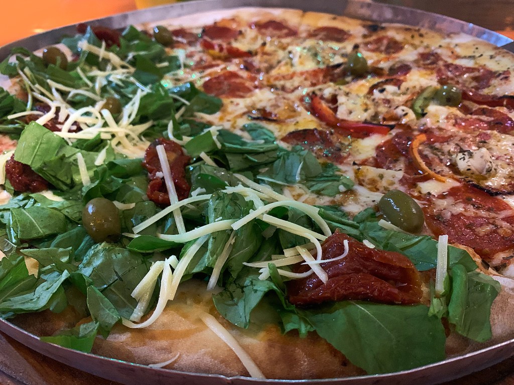 Pizza de rúcula e pepperoni