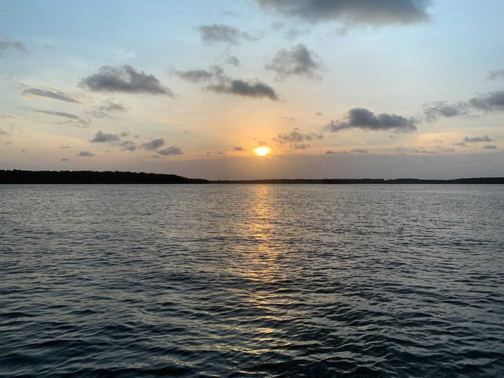 Pôr-do-sol sobre o rio