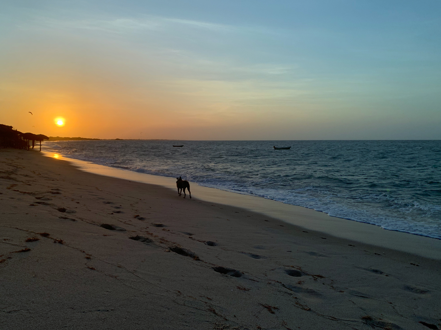 Pôr-do-sol à beira do mar