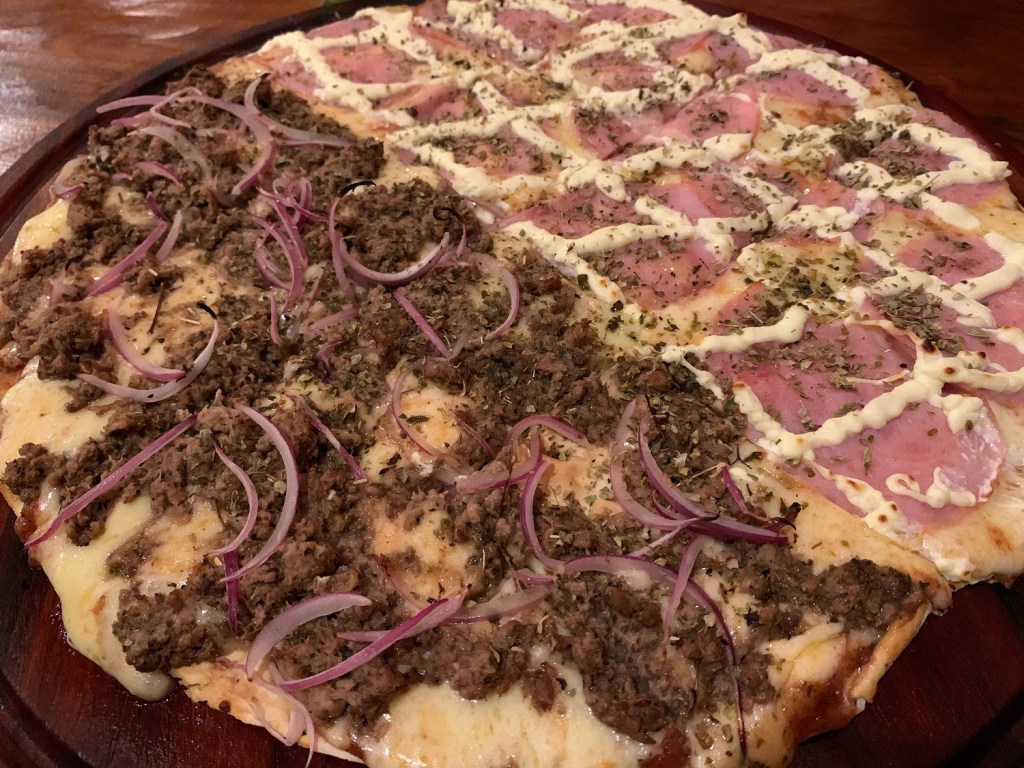 Pizzas de lombinho canadense e atum