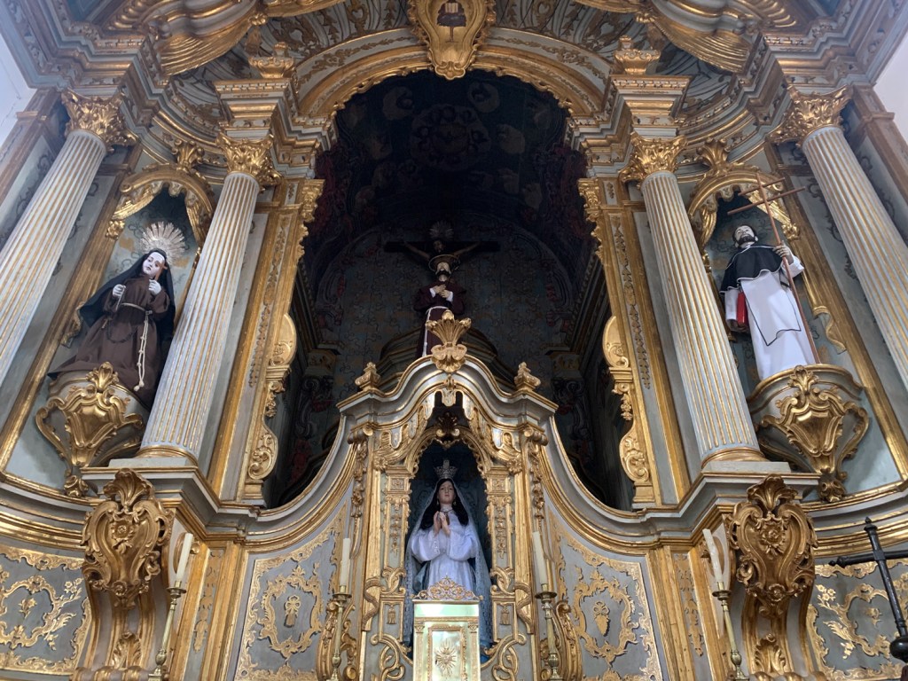 Santos em retábulo barroco