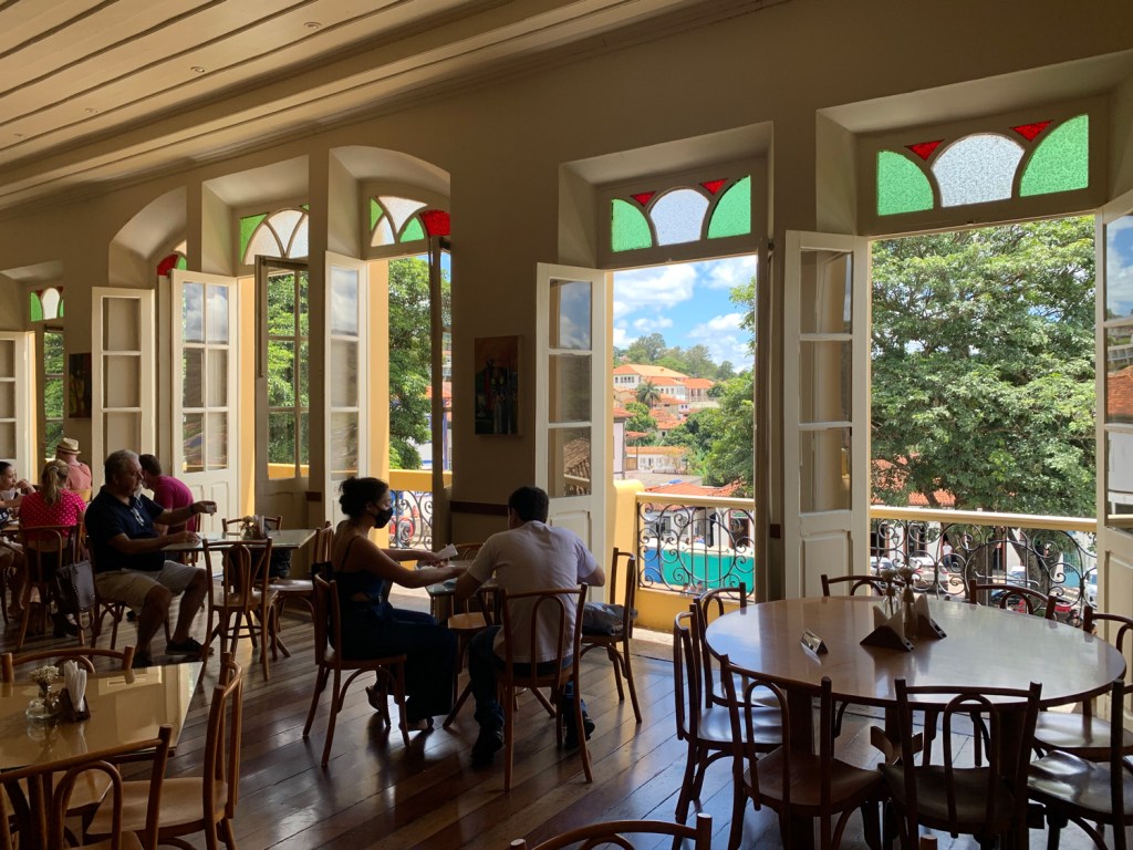 Salão com vista da cidade