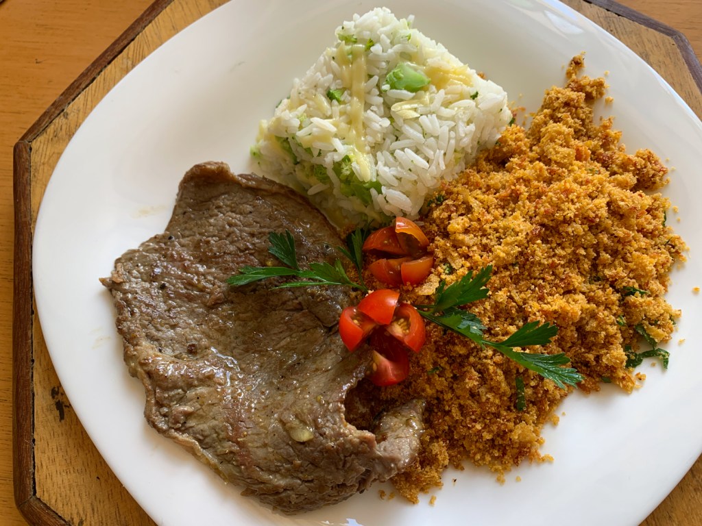 Bife de alcatra, arroz com brócolis e farofa