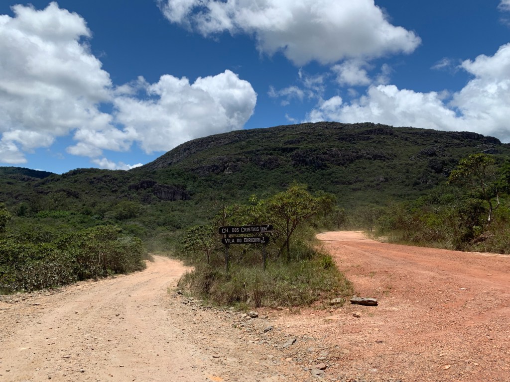 Estrada de terra no interior do parque