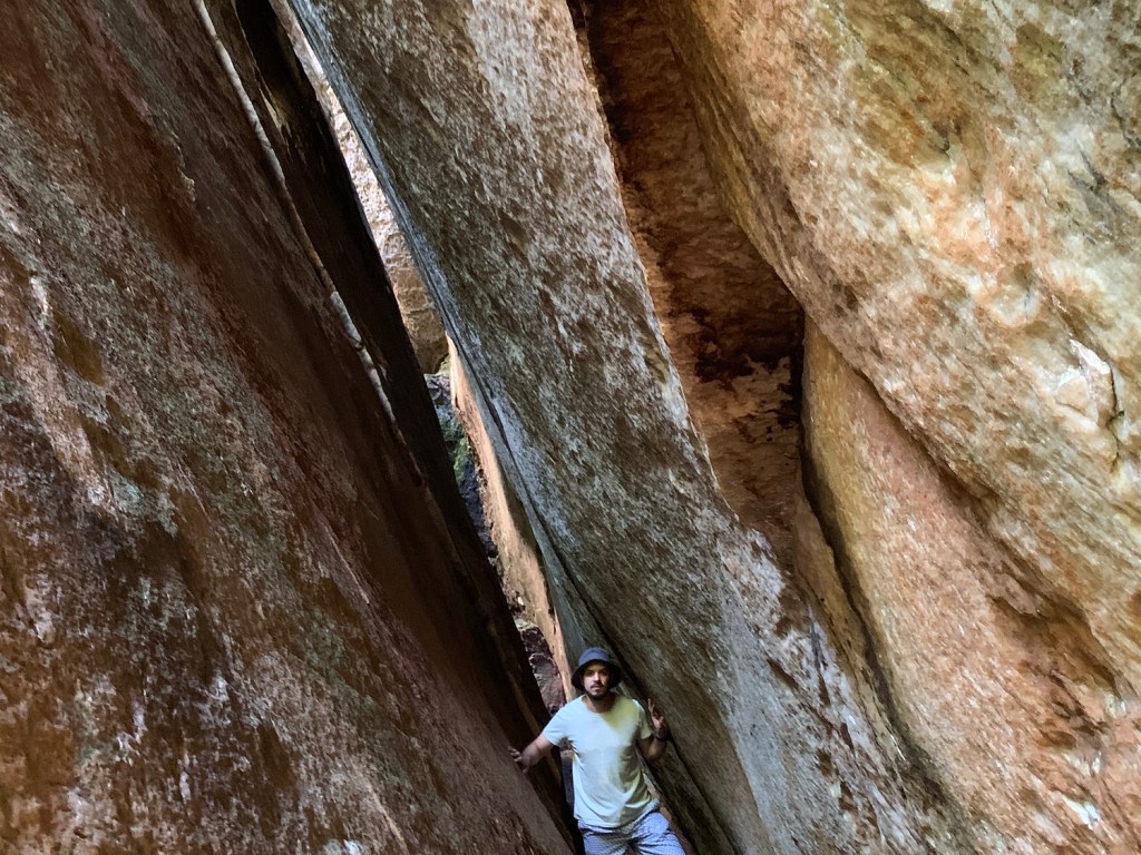 Passagem entre as pedras