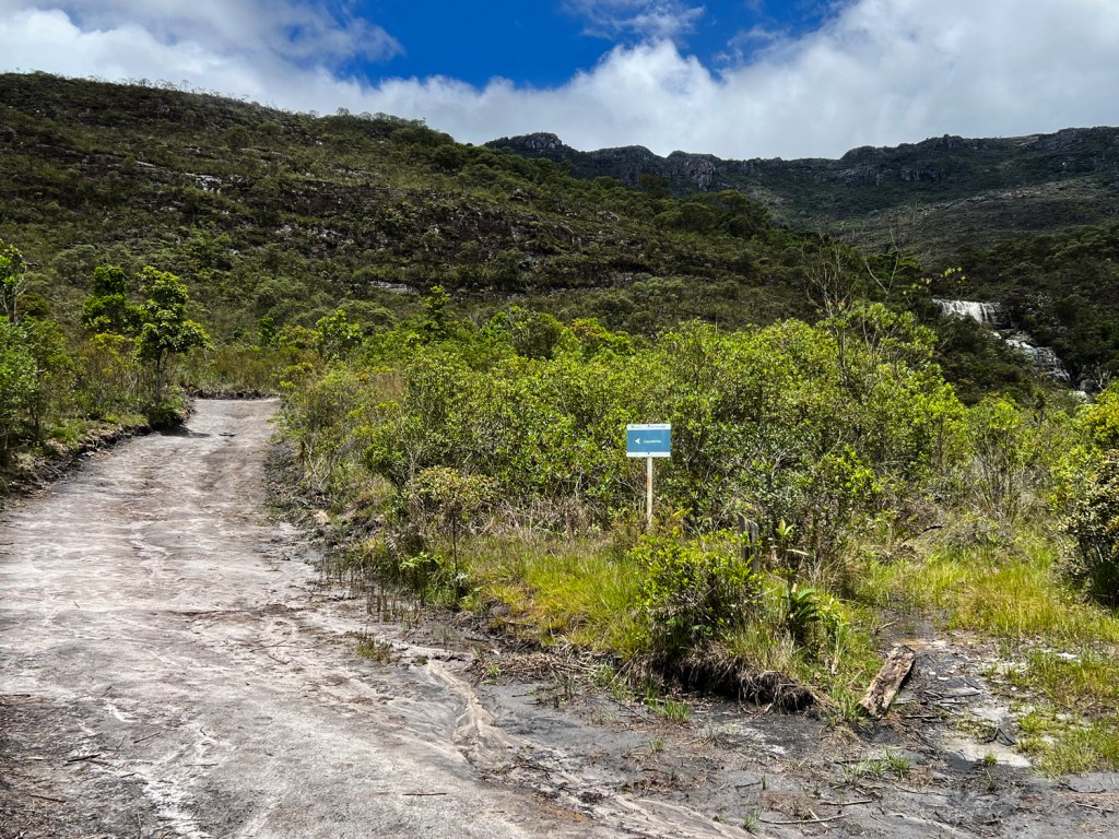 Placa indicando o caminho