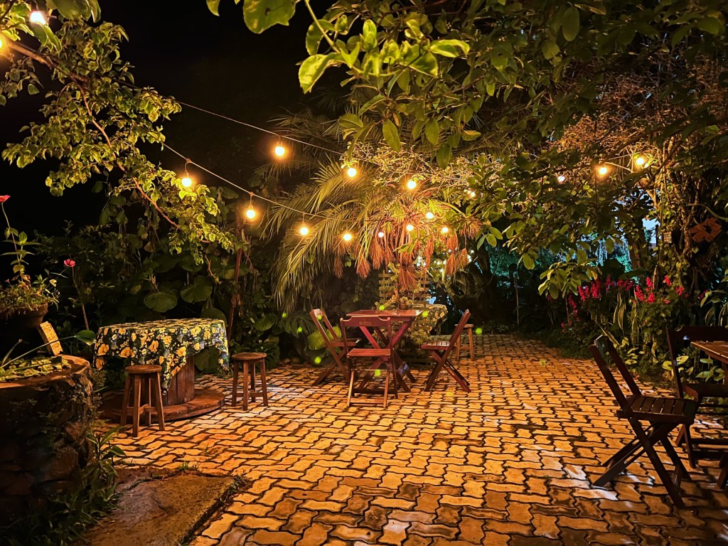 Mesas distribuídas no jardim