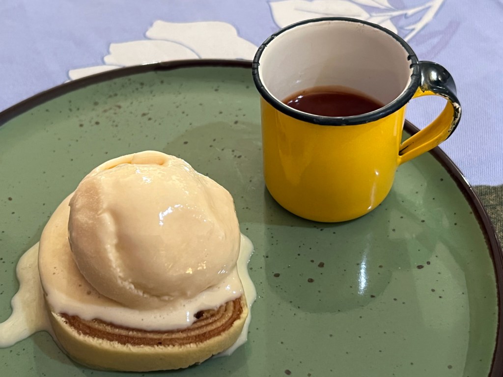 Bolo de rolo com sorvete de queijo