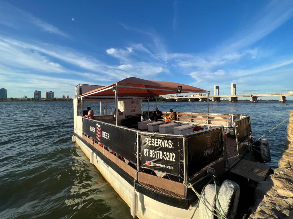 Passeio de barco no fim da tarde