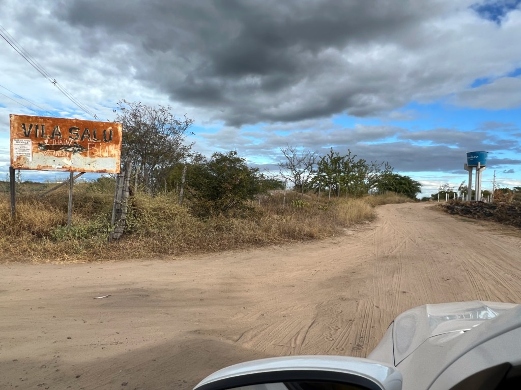 Entrada da estrada de areia