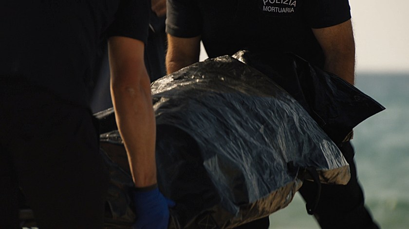 Um corpo é resgatado