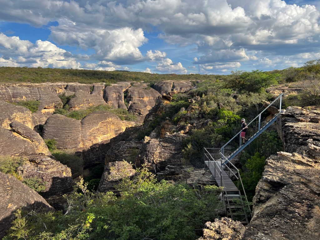 Escada que dá acesso ao sítio arqueológico