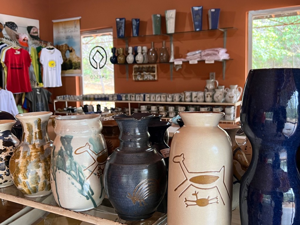 Loja com artesanato local