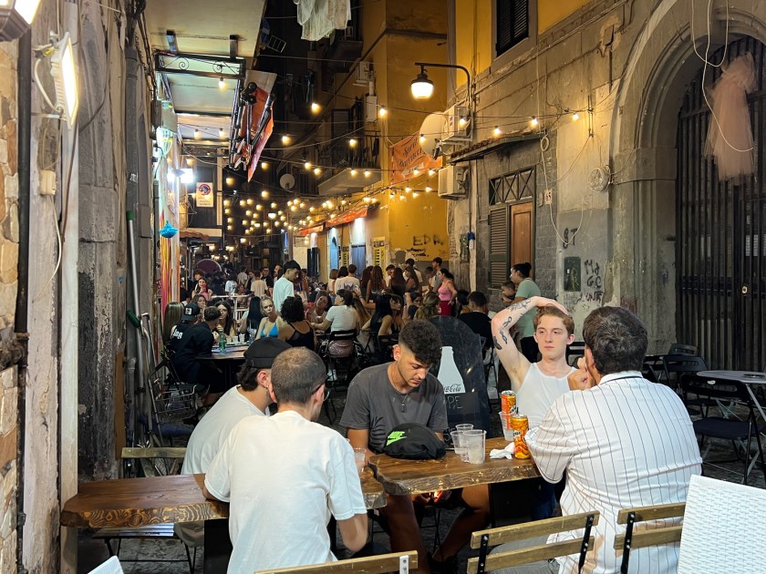 Bares lotados à noite