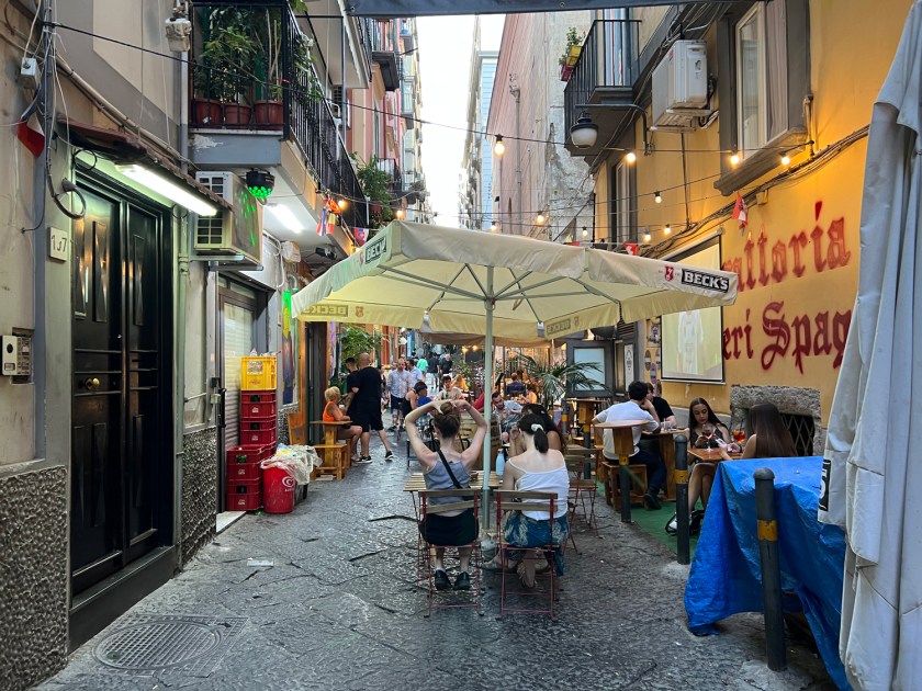 Restaurante com mesas na rua