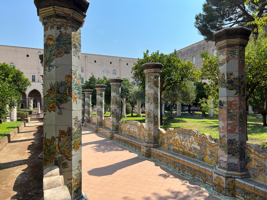 Jardim com cerâmicas coloridas