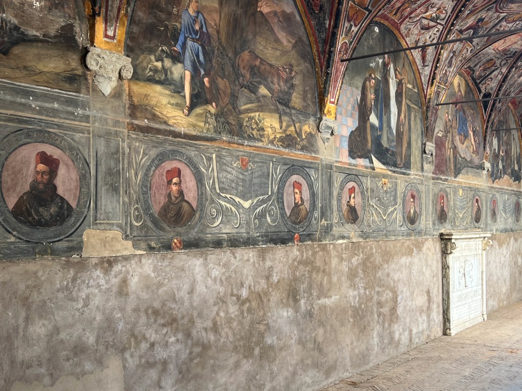 Afrescos nas paredes do claustro