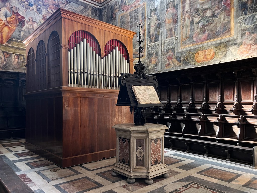 Órgão no coro da igreja