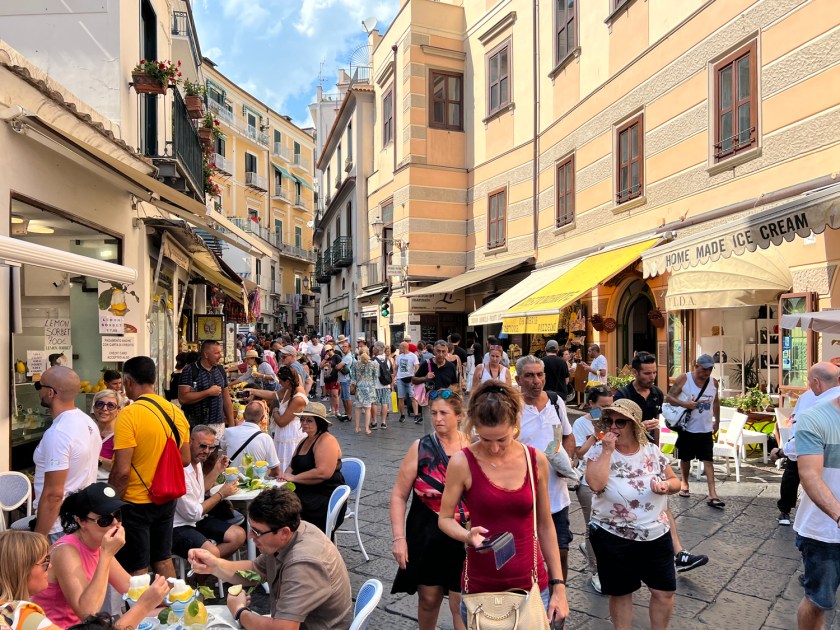 Turistas tomam a vila