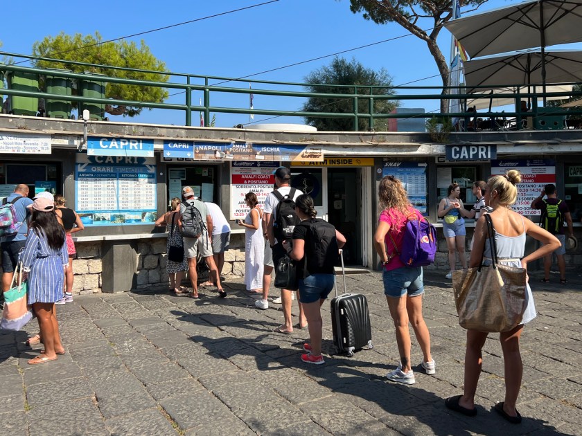 Fila para comprar passagens