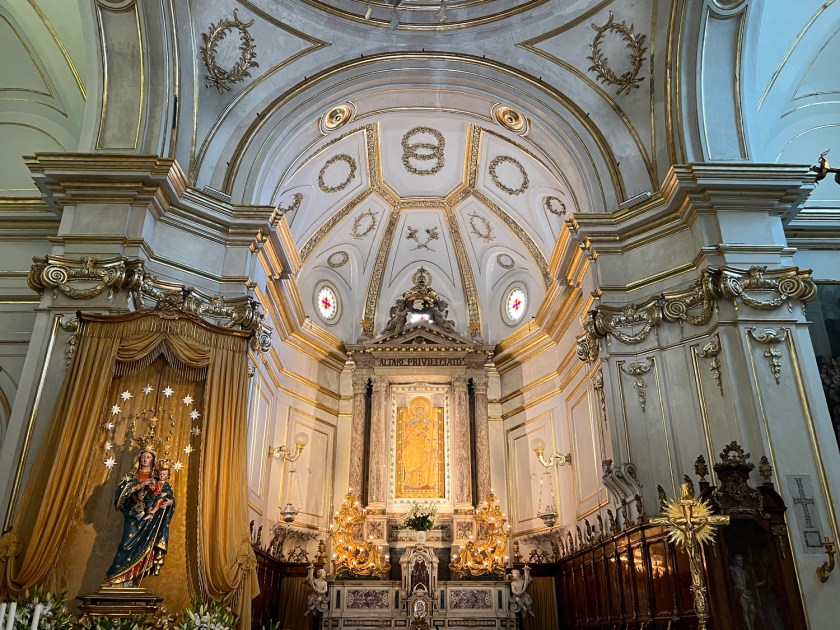 Altar principal da igreja
