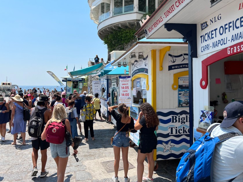 Empresas de transporte e turismo no porto