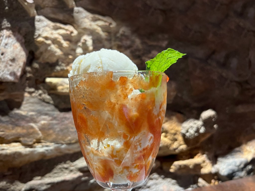 Sorvete de queijo e calda de goiabada