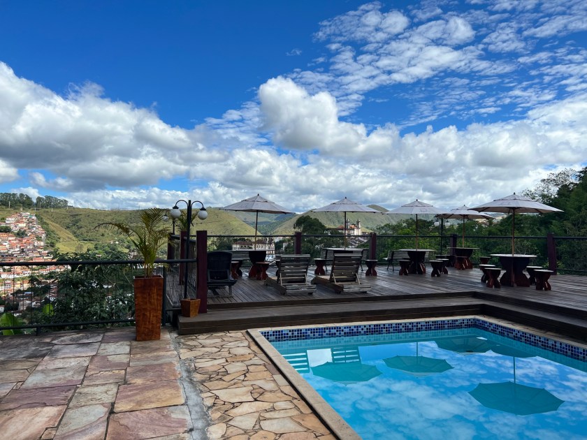 Piscina e deck com vista panorâmica