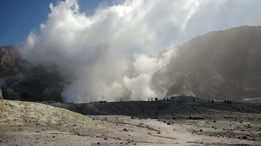 Visitantes próximos à cratera