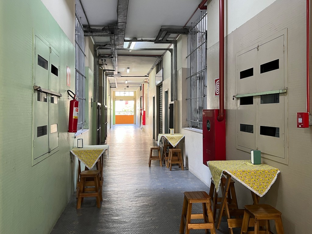 Mesas no corredor do Edifício Central