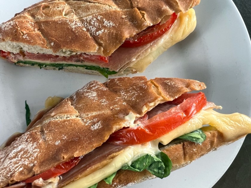 Sanduíche de presunto cru, queijo, rúcula e tomate