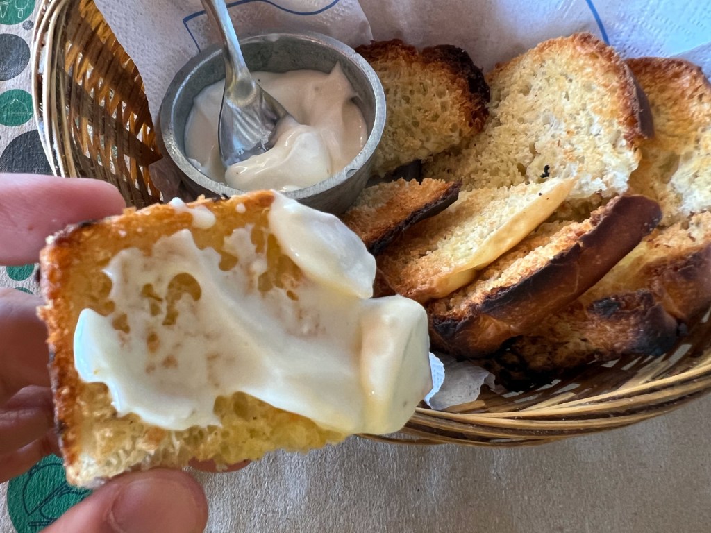 Torradas e maionese temperada