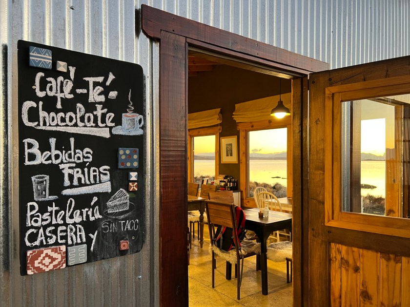 Cafeteria à beira do lago