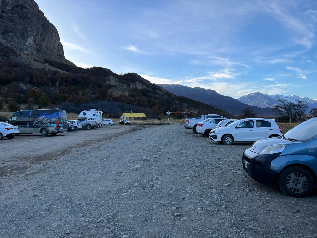 Estacionamento público no início da trilha