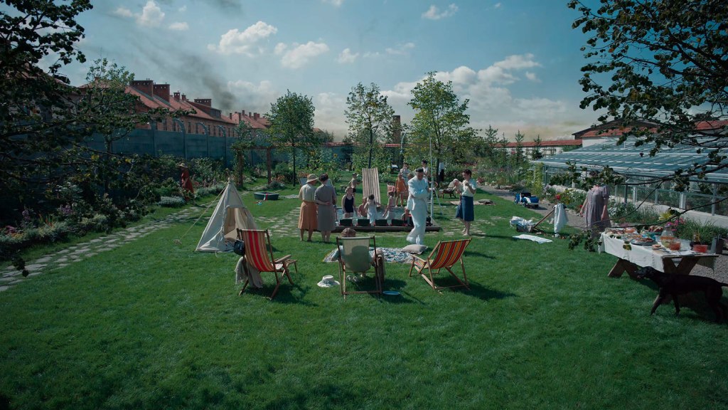 Fumaça ao fundo no campo de concentração