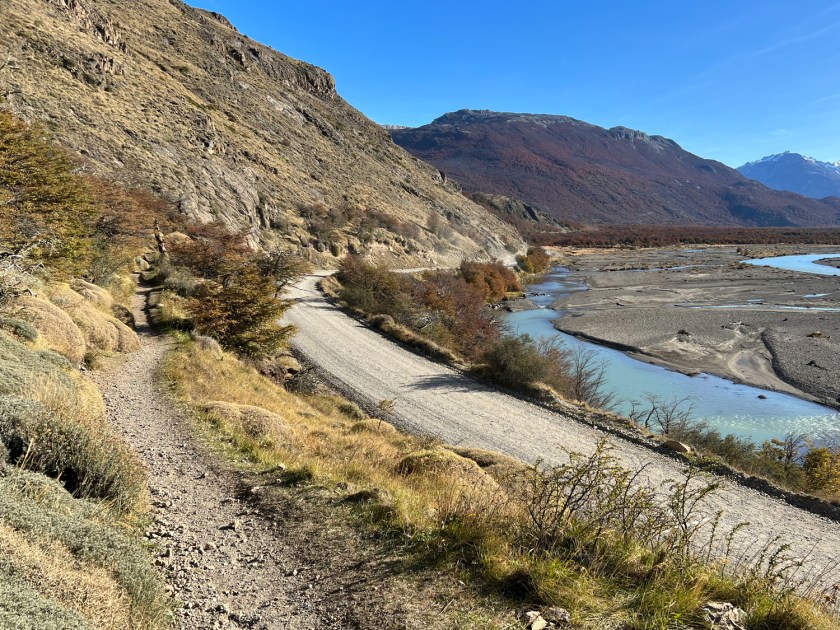 Trilha à beira da estrada