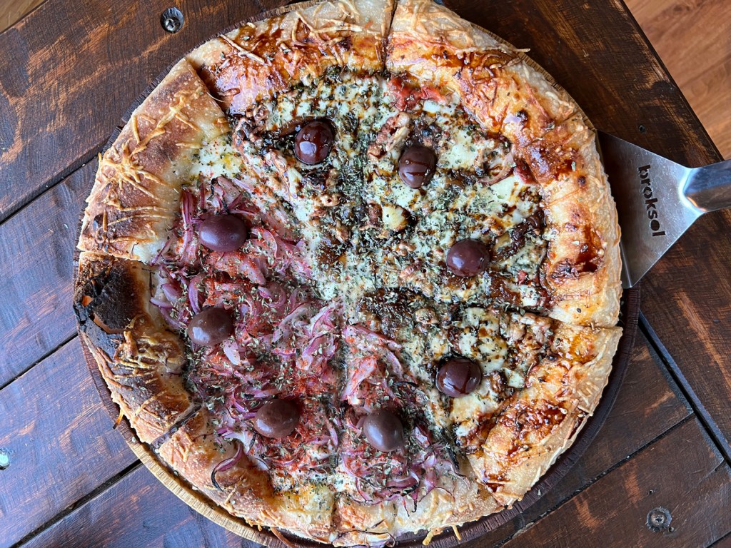 Pizza de fugazetta e queso azul