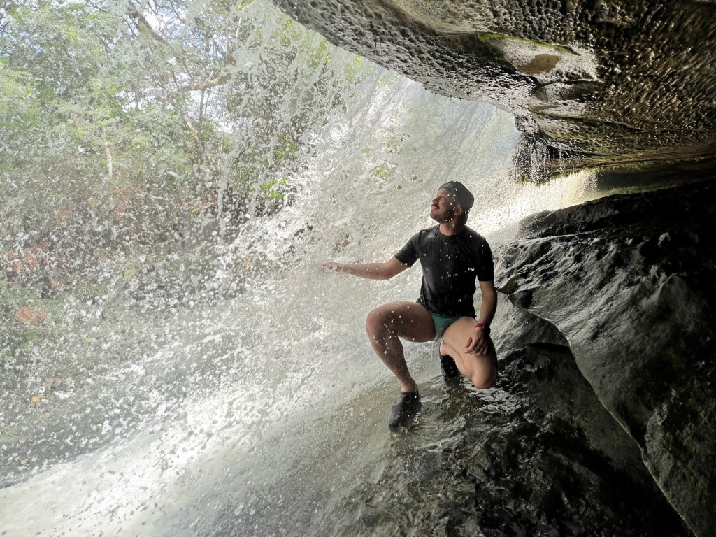 Atrás da queda d'água