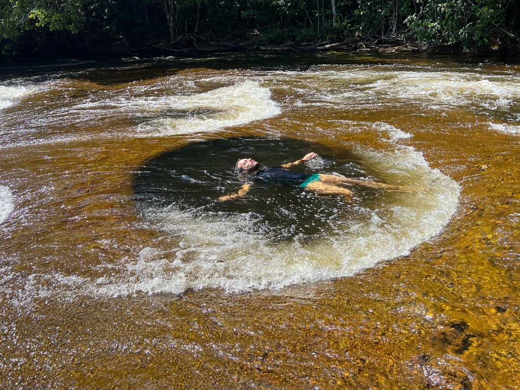Buraco no leito do rio