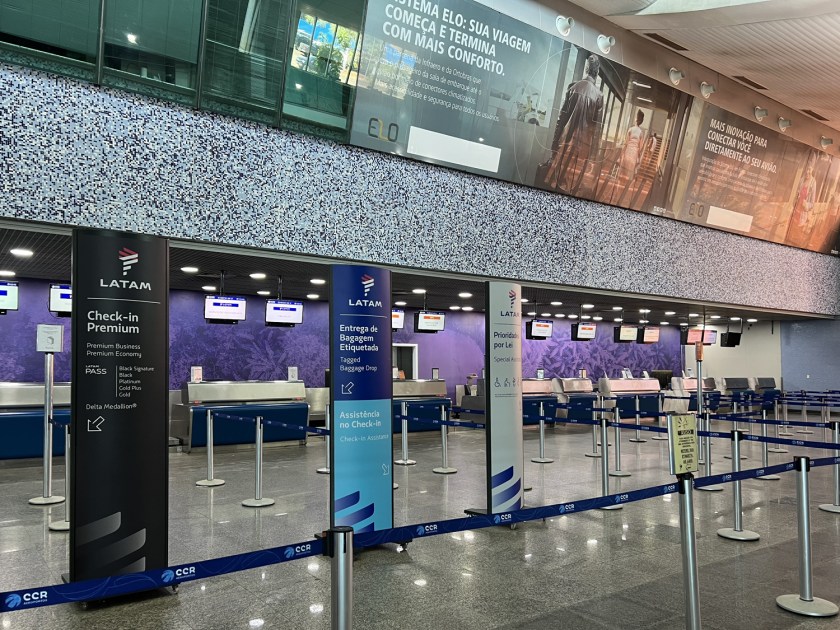 Estrutura interna do aeroporto de Palmas com guichês de check-in da Latam e da Gol.