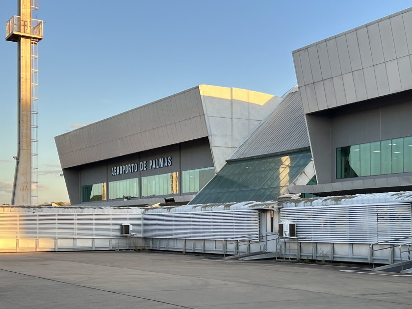 Fachada do aeroporto de Palmas com uma torre à esquerda.