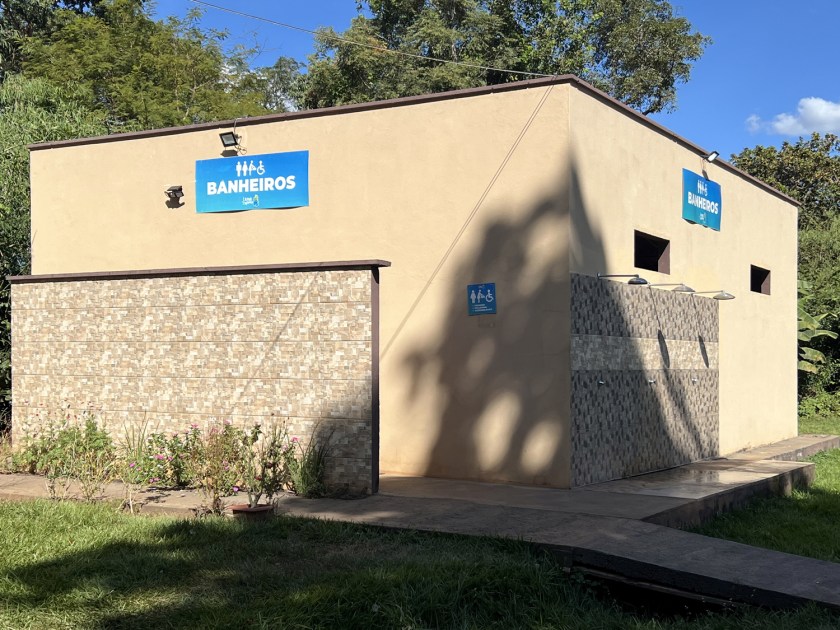 Parte externa de banheiros com chuveiros na parte externa.