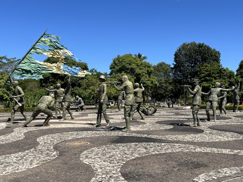 Conjunto de esculturas representando uma batalha.