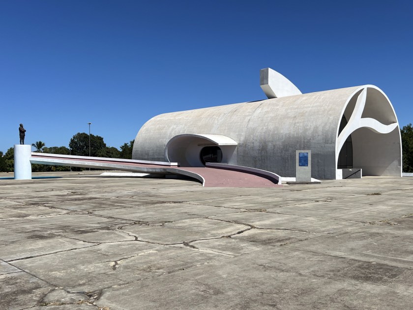 Estrutura modernista do Memorial Coluna Prestes, com curvas em concreto.